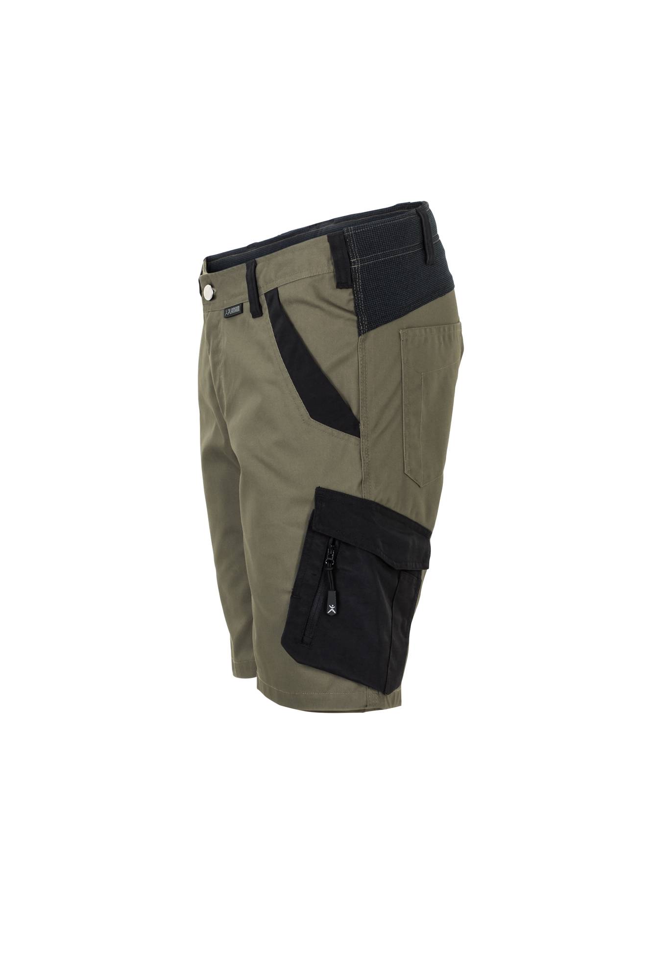 Grüne und schwarze Cargo-Shorts mit mehreren Taschen, Reißverschluss vorne und Knopfverschluss, entwickelt für Outdoor-Aktivitäten.