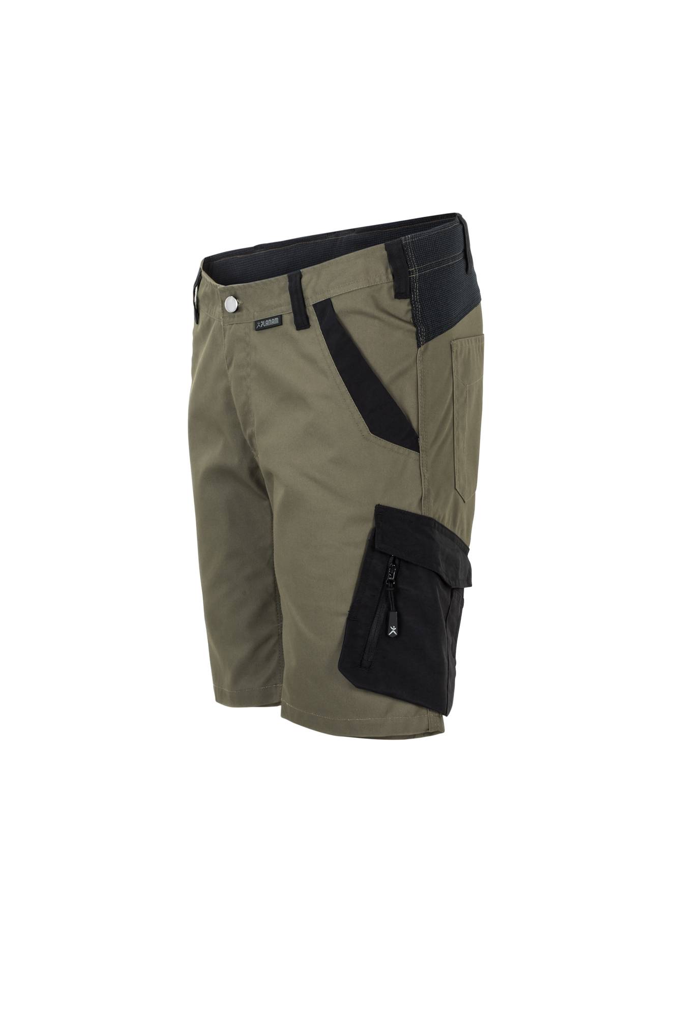 Grüne Cargo-Shorts mit einer schwarzen Reißverschlusstaschen und Knopfverschluss.