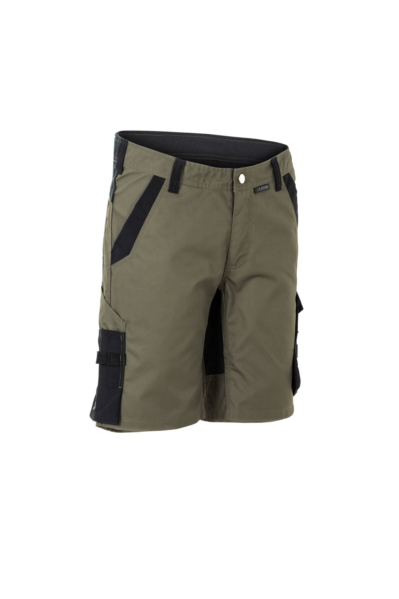 Grüne Cargo-Shorts mit schwarzen Taschen, Knopfverschluss und Gürtelschlaufen, konzipiert für lässige Kleidung.