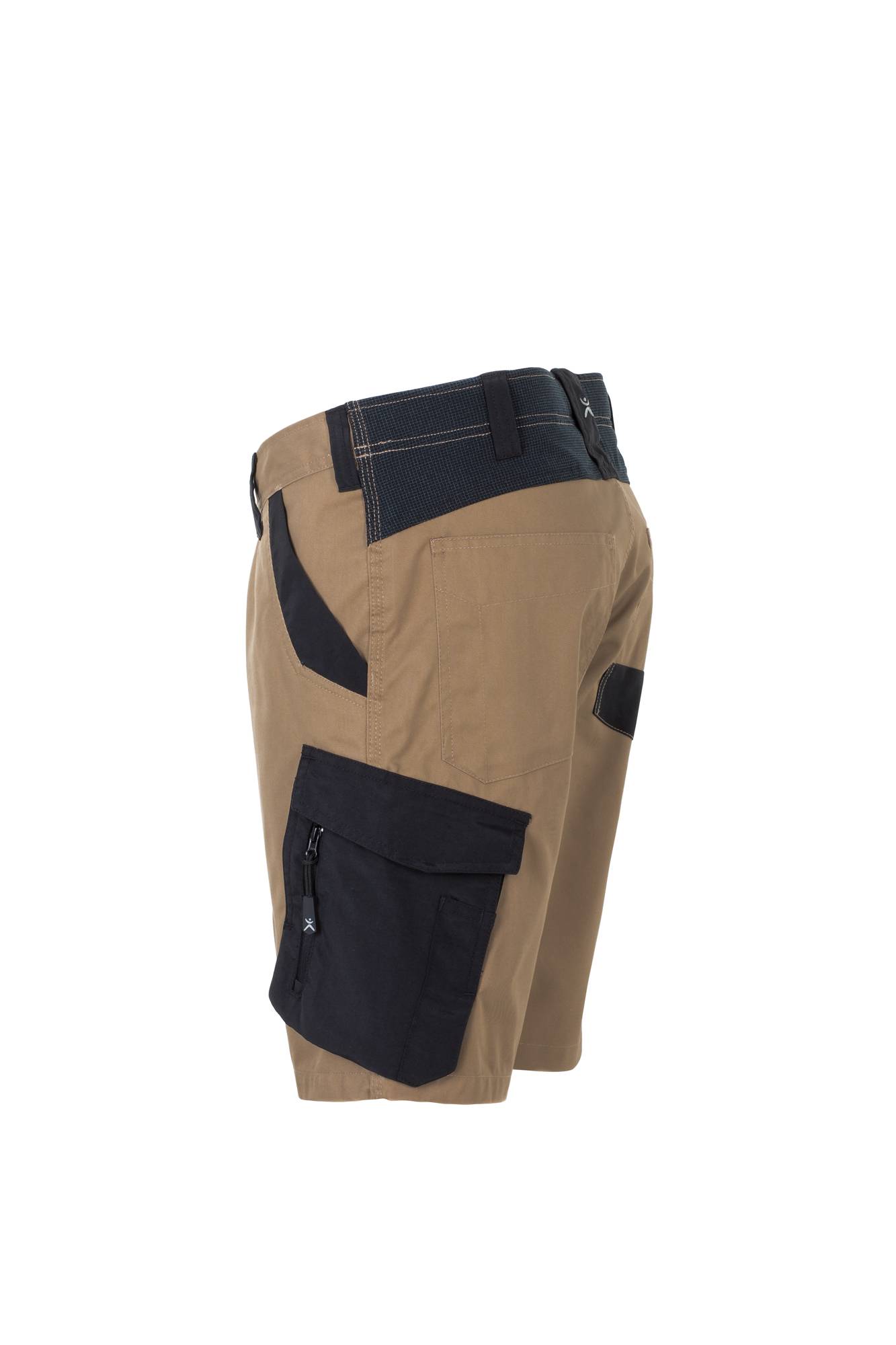 Braune Cargo-Shorts mit schwarzen Akzenten, sichtbare Seitentasche mit Reißverschluss und einer taktischen Gürtelschlaufe, von der linken Seite betrachtet.