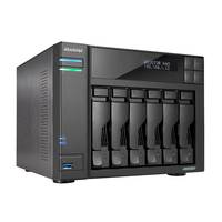Schwarzer sechsfach-Schacht-NAS-Speicherserver mit vorderen Laufwerk-Schächten und Status-Leuchten, dargestellt auf weißem Hintergrund.