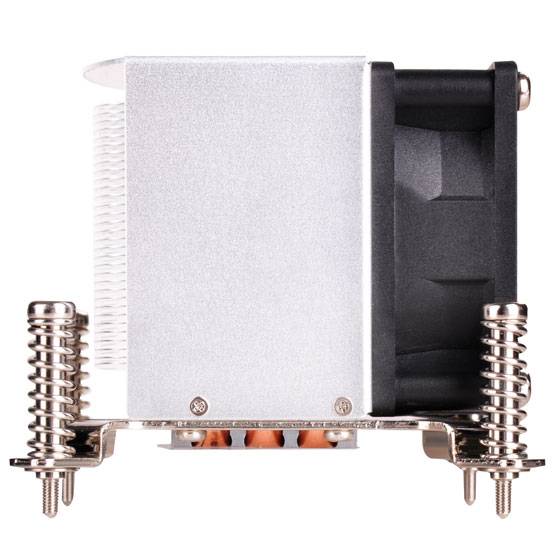 Computerkühler mit silberfarbenen Metalllamellen, schwarzem Lüftergehäuse und federbelasteten Befestigungsclips auf weißem Hintergrund.