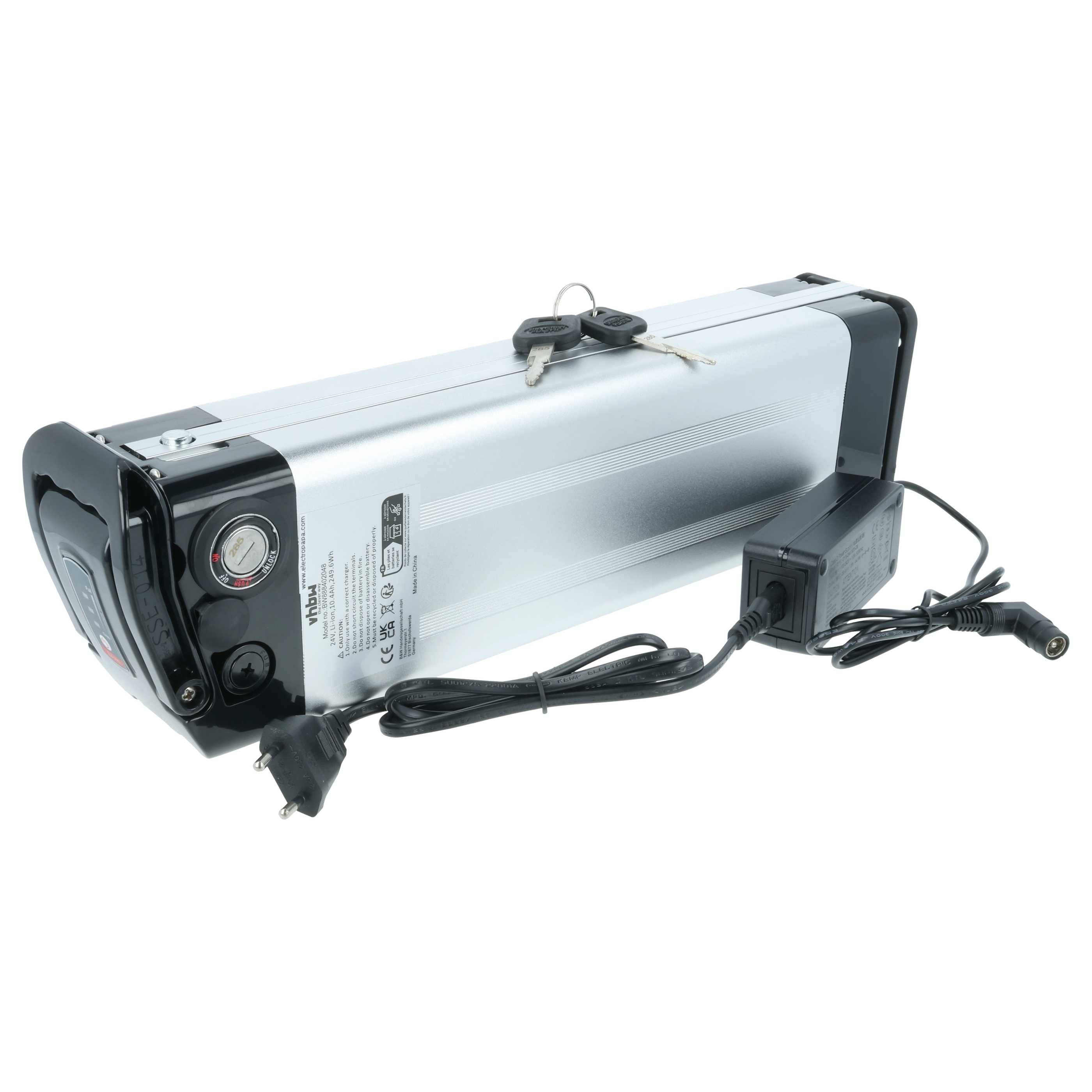 Ein silberner Elektrofahrrad-Akkupack mit angeschlossenem Netzteil und Ladekabeln, mit einem Schloss und sichtbarem Schlüssel zur Sicherung.