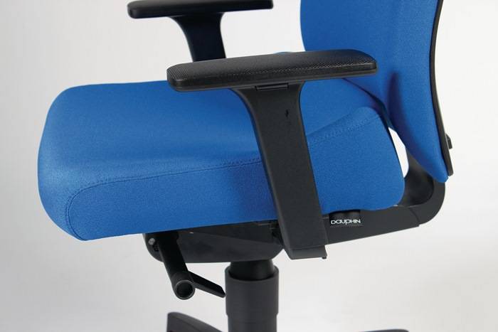 Bürodrehstuhl Synchrontechnik azurblau 400-520mm m.Armlehnen Trgf.110kg DAUPHIN