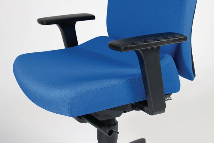 Bürodrehstuhl Synchrontechnik azurblau 400-520mm m.Armlehnen Trgf.110kg DAUPHIN