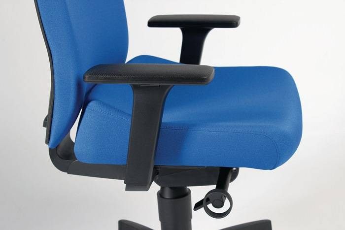 Bürodrehstuhl Synchrontechnik azurblau 400-520mm m.Armlehnen Trgf.110kg DAUPHIN