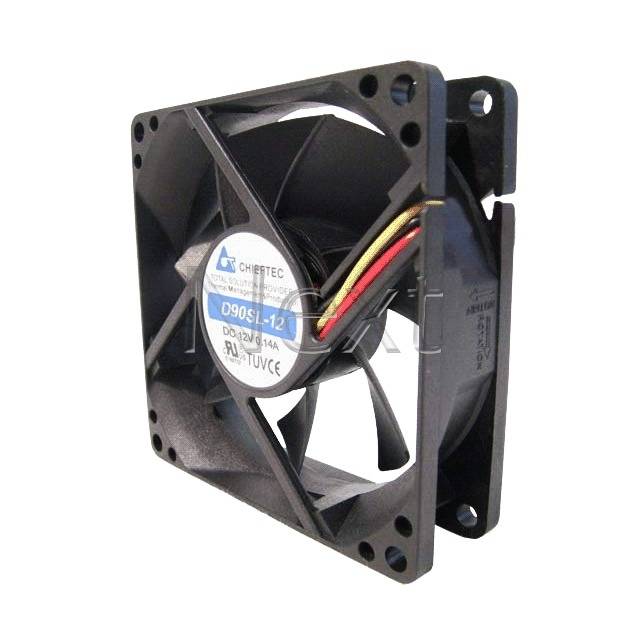 Schwarzer Computer-Kühlventilator mit vierpoliger Stromversorgungsleitung, gezeigt in einer Dreiviertelperspektive auf weißem Hintergrund.
