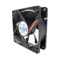 Kleiner schwarzer Computer-Kühlventilator mit vier Blättern und sichtbaren roten, gelben und schwarzen Stromkabeln auf weißem Hintergrund