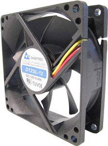 Nahaufnahme eines kleinen schwarzen Computerlüftungsventilators mit sichtbaren roten, gelben und schwarzen Drähten und einem Etikett „D12SL-12".