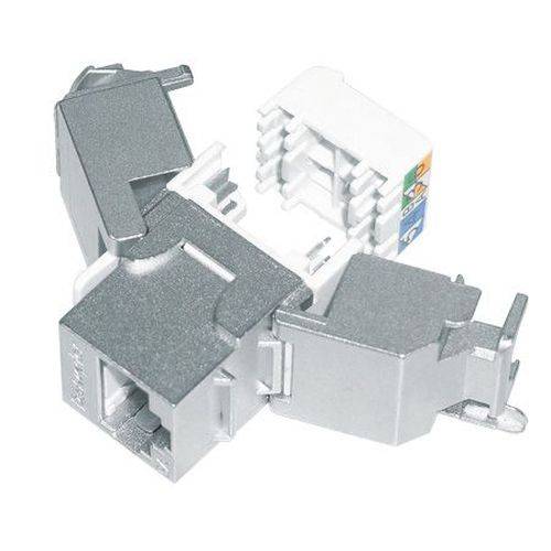 Drei abgewinkelte Ethernet-Buchsenmodule, bestehend aus einem weißen Anschlussblock und zwei metallisch grauen Steckverbindern, auf weißem Hintergrund gezeigt.