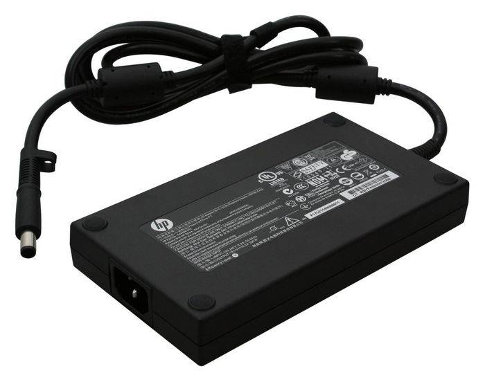 HP-Laptop-Stromadapter mit angebrachtem Stromkabel und Rundsteckverbinder auf weißem Hintergrund