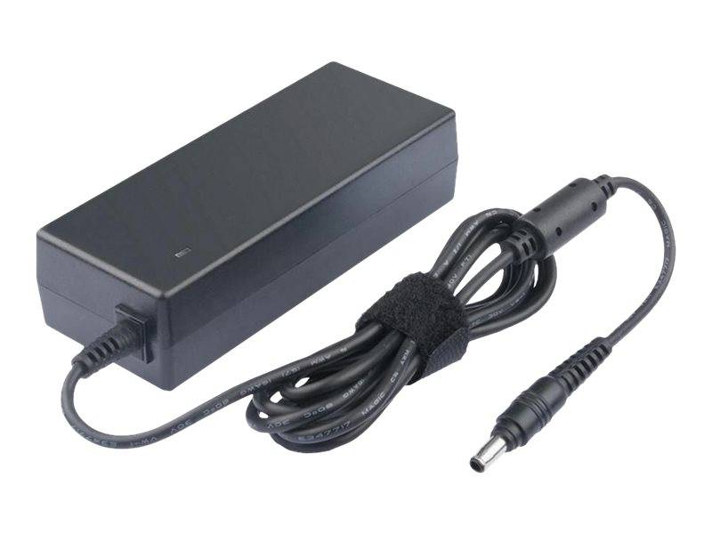 Ein schwarzes Netzteil mit Kabel und Stecker, das einen rechteckigen Körper und eine Anschlussspitze aufweist. Geeignet für elektronische Geräte.