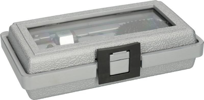 Eine dekorative graue strukturierte rechteckige Box mit einem schwarzen Verschluss ist teilweise geöffnet und gibt das metallene Innenleben mit mechanischen Komponenten preis.