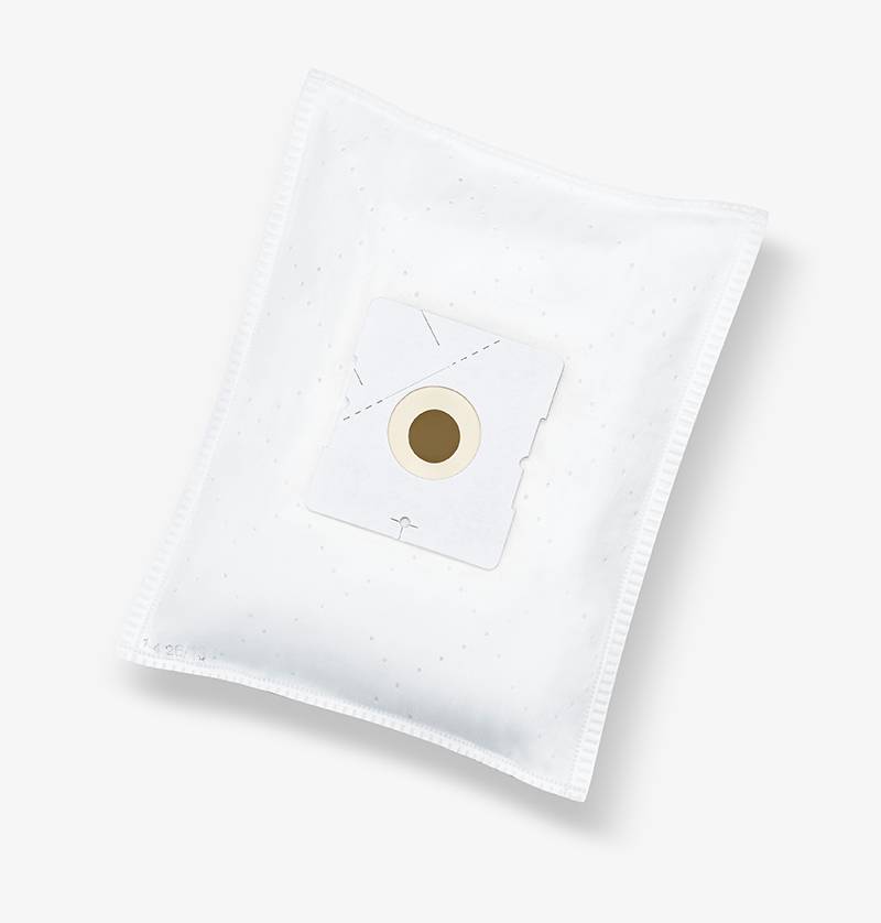 Eine Staubsaugerbeutel mit einer Pappeinlage in der Mitte, versiegelt in einer transparenten Plastiktüte vor einem einfarbigen Hintergrund.