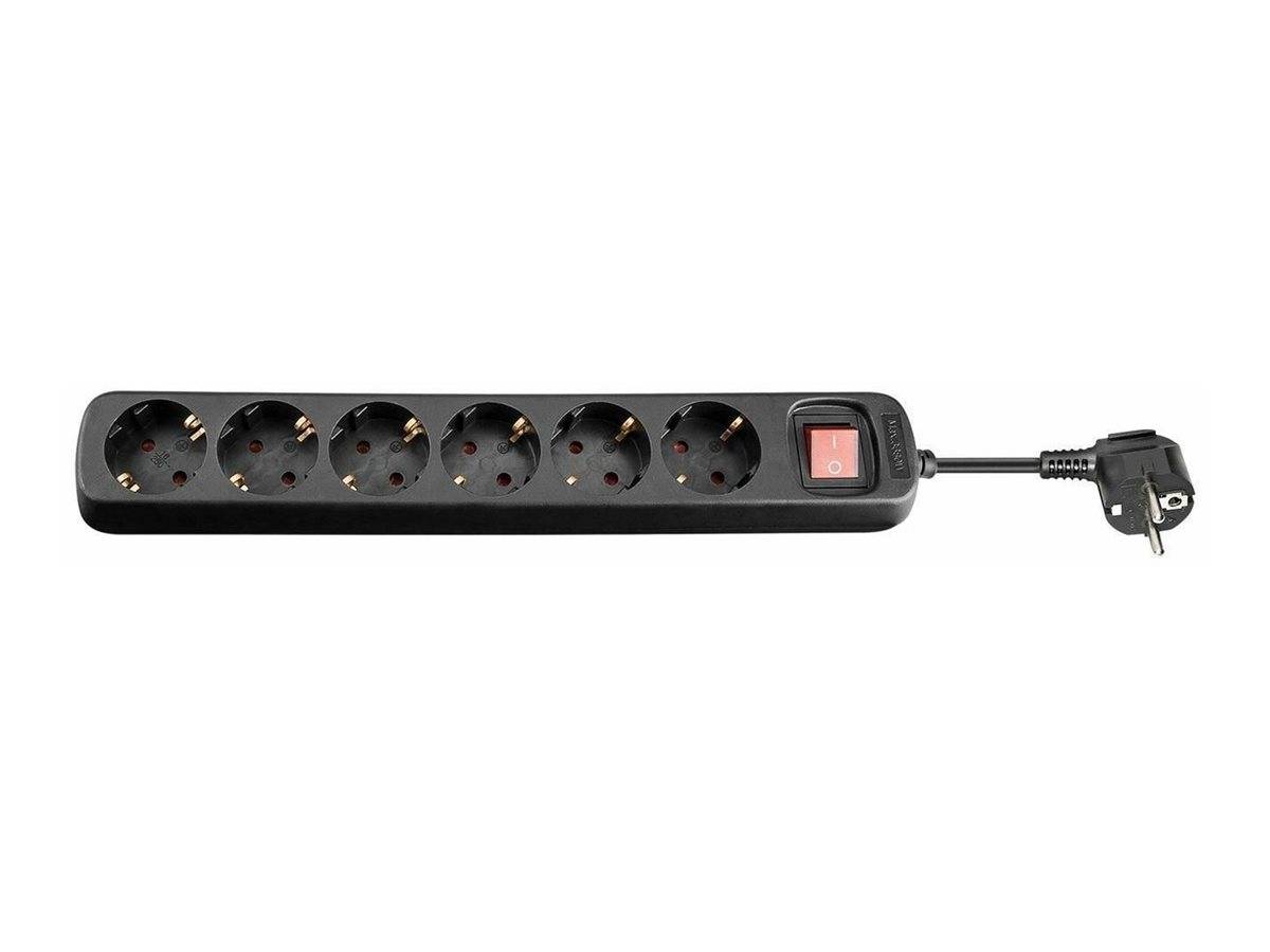 Schwarze sechsfach-Steckdosenleiste mit beleuchtetem Ein-/Ausschalter und angebrachtem Stecker auf weißem Hintergrund.