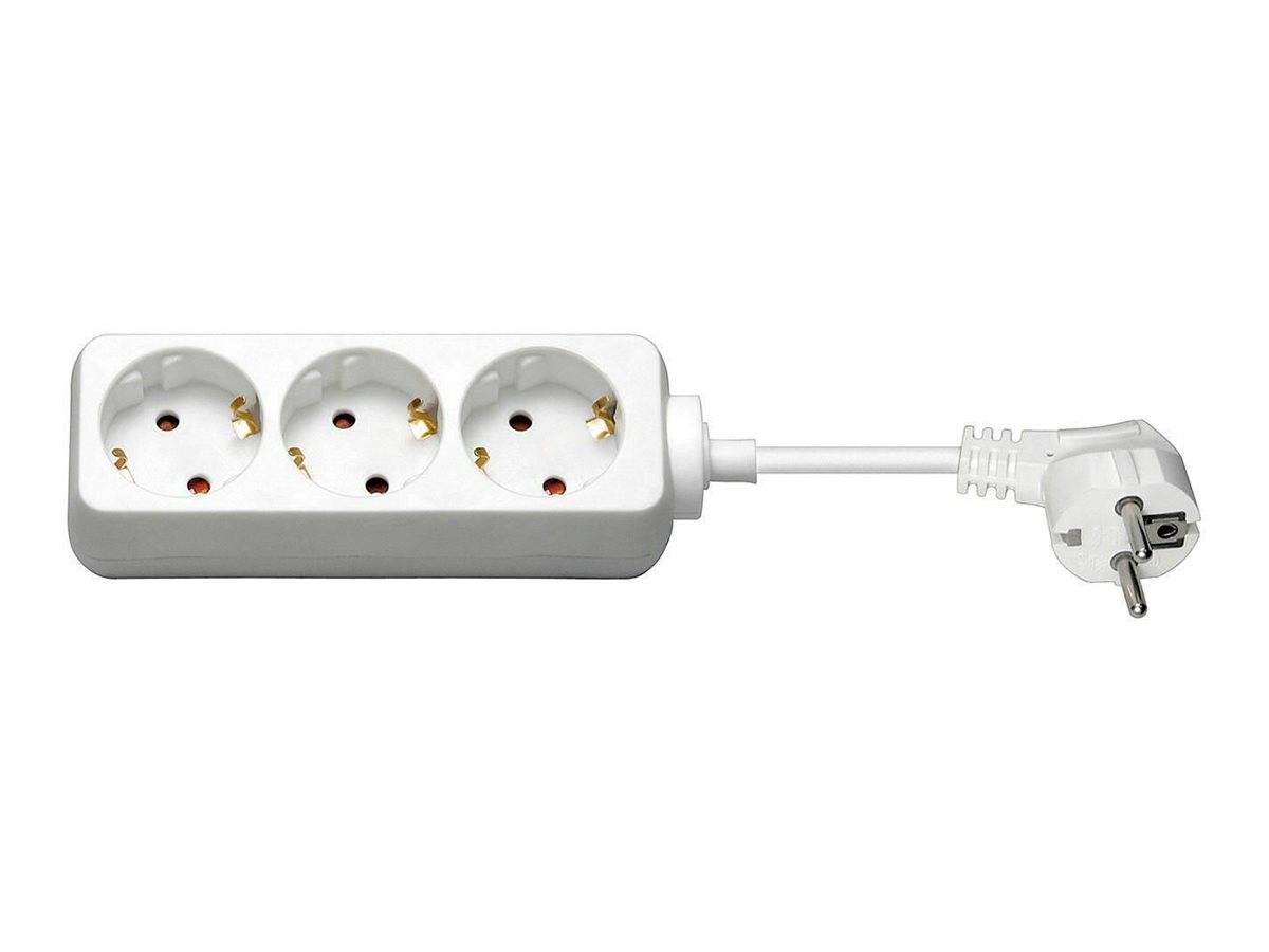 Weiße Steckerleiste mit drei Buchsen und angebrachtem europäischem Stecker auf weißem Hintergrund.