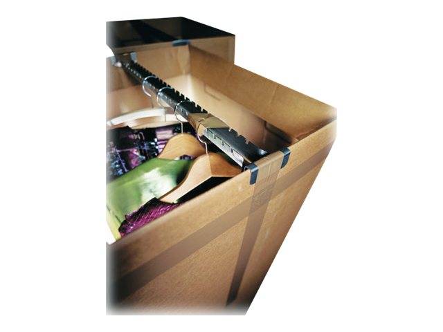 Eine Kiste gefüllt mit Kleidern auf Bügeln, von oben betrachtet, mit einem schwarzen Reißverschluss oder Stab über der oberen Öffnung.