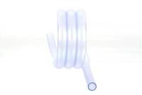 Eine transparente gewundene Röhre wird vor einem weißen Hintergrund gezeigt. Die Röhre ist flexibel und gewickelt, wobei ein offenes Ende sichtbar ist.