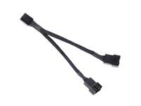 Schwarzes Y-Splitter-Kabel mit einem Anschluss, der sich in zwei Anschlüsse aufteilt.