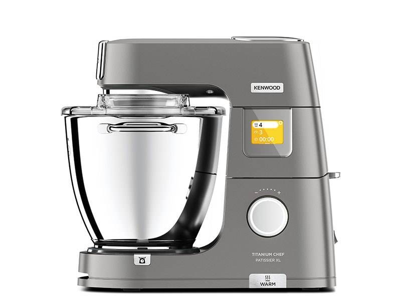 Grauer Kenwood Standmixer mit Edelstahlschüssel, Rühraufsatz und kleinem digitalen Display an der Vorderseite.