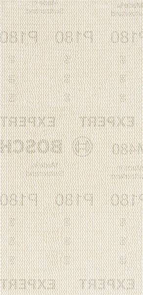Eine Nahaufnahme eines weißen Stoffstücks mit einer dezenten gewebten Textur und schwach lesbarem, unleserlichem Text, der einen minimalistischen und neutralen Hintergrund erzeugt.