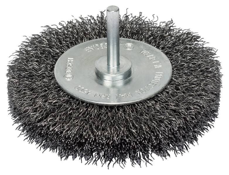 Eine runde Drahtradpinsel mit dichten Metallborsten und einer zentralen Spindel, verwendet zum Reinigen oder zur Oberflächenvorbereitung.