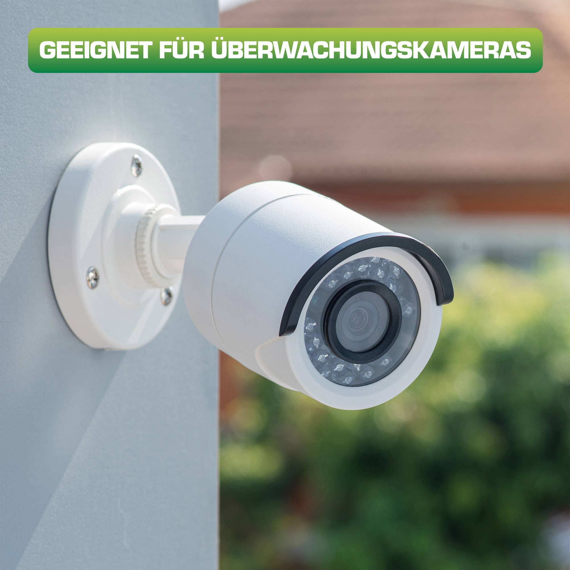 Eine Überwachungskamera, die an einer Außenwand montiert ist, mit Text auf Deutsch darüber: 'Geeignet für Überwachungskameras