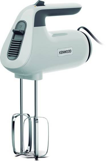 Weißer Kenwood-Elektrohandmixer mit zwei Metallrührern und Stromkabel auf einfachem Hintergrund.