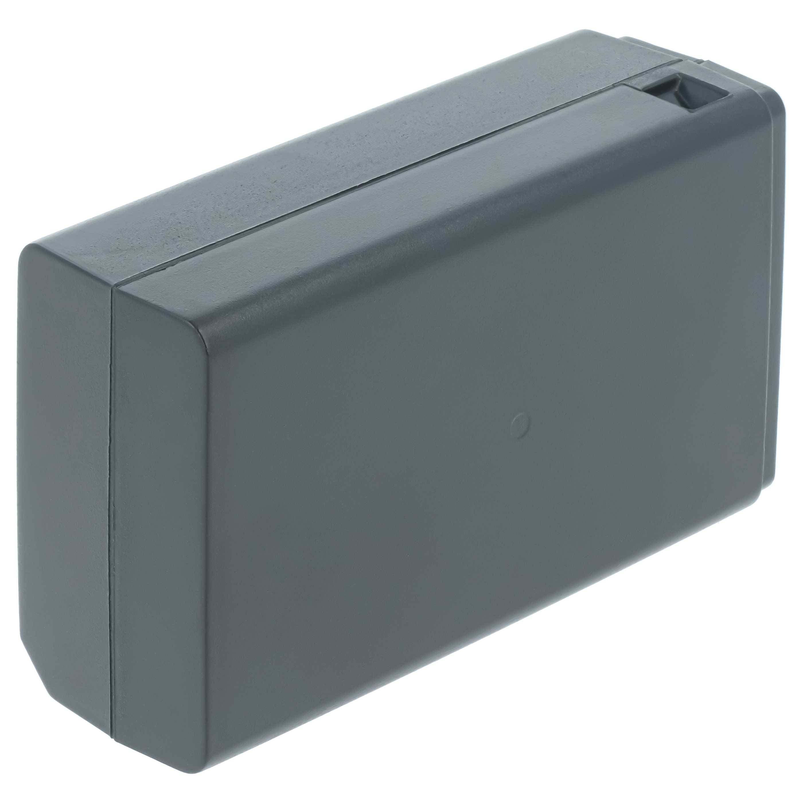 Grauer rechteckiger Kunststoff-Batteriepack oder Strommodul mit einem kleinen vertieften Anschluss oben, dargestellt auf weißem Hintergrund.