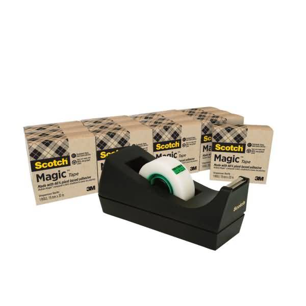 Schwarzer Tapeabroller mit einer Rolle Scotch Magic Tape vor drei Scotch Magic Tape-Kartons.