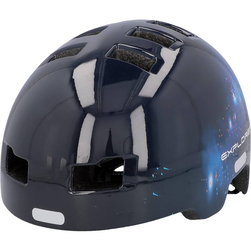 Ein marineblauer Fahrradhelm mit Belüftungsöffnungen und reflektierenden weißen Markierungen, auf dessen Seite das Wort 