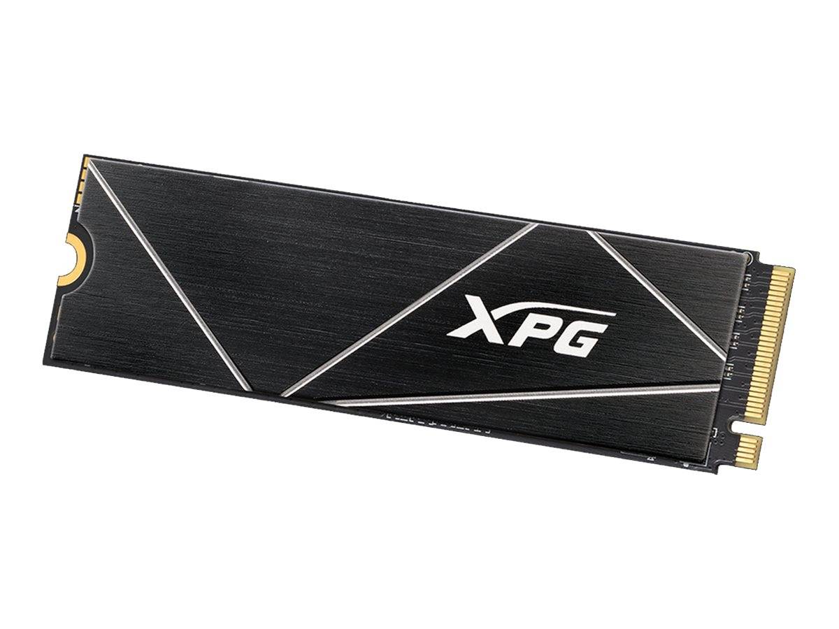 Schwarzes XPG M.2 Solid-State-Laufwerk mit abgewinkelten silbernen Akzenten, gezeigt auf weißem Hintergrund.