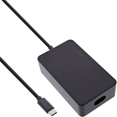 Ein schwarzes USB-C-Ladegerät mit kompaktem Design, ausgestattet mit einem einzelnen USB-C-Anschluss und einem angeschlossenen Kabel, geeignet zum Aufladen.