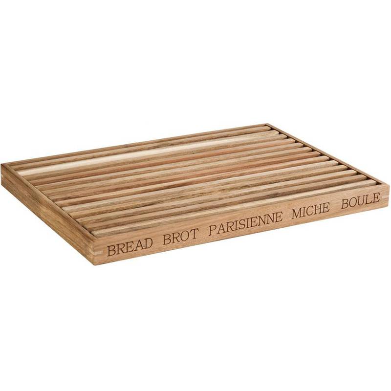 Holzbrettchen zum Brotschneiden mit Rillen und den Worten 'BREAD BROT PARISIENNE MICHE BOULE', die an der Seite eingraviert sind.