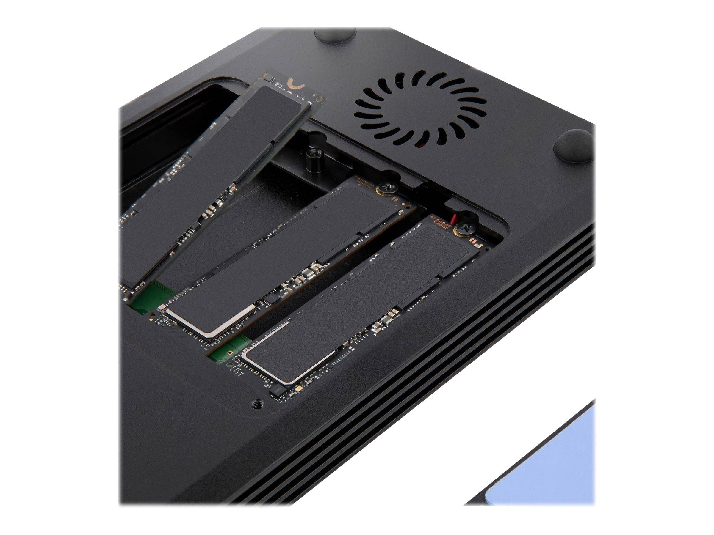 Nahaufnahme eines kleinen schwarzen elektronischen Geräts mit drei freiliegenden Leiterplatten und einer Kühlungsöffnung oben.