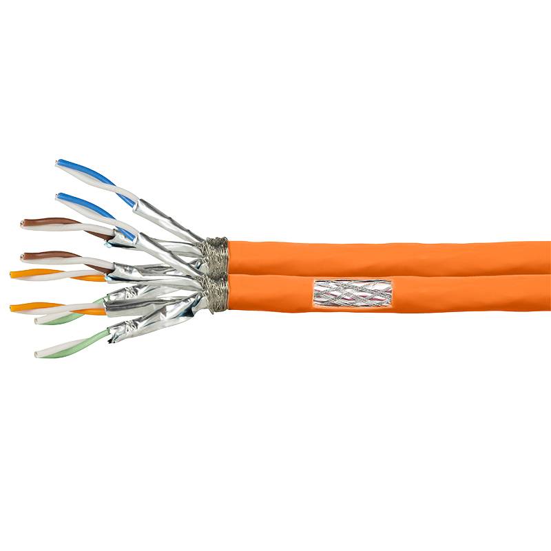 Schnittdarstellung eines orange abgeschirmten Ethernet-Kabels mit freiliegenden verdrillten Adernpaaren und Folienschirmung im Inneren.