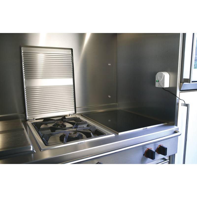 Edelstahl-Küchenherd mit zwei Kochplatten, eine davon abgedeckt, umgeben von modernen Haushaltsgeräten.