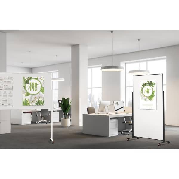 Modernes Open-Office mit zwei mobilen Posteranzeigen, die ein 