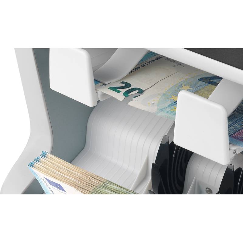 Eine Banknotenzählmaschine, die einen Stapel von Eurobanknoten verarbeitet, wobei einige ordentlich gestapelt sind und andere in den Mechanismus der Maschine eingeführt werden.