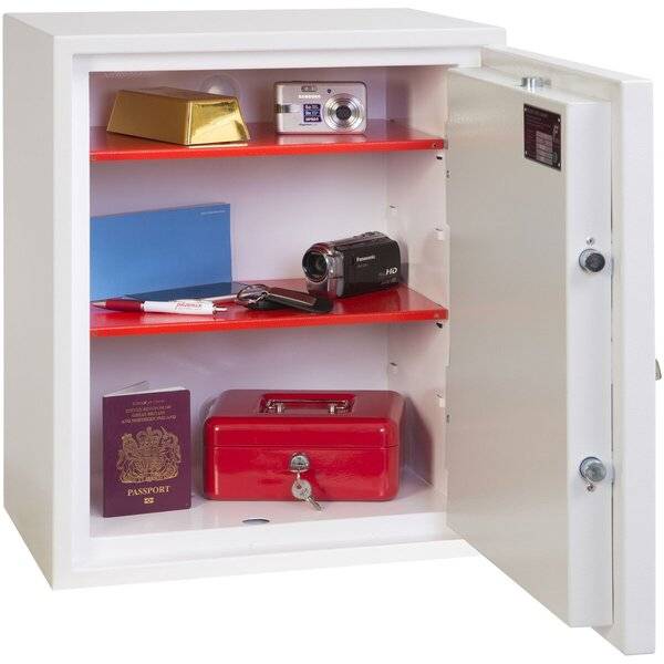 Öffnen Sie den Safe mit roten Regalen, der Wertsachen enthält: Goldbarren, Kamera, Camcorder, Pass, Aktenordner und rote Lockbox.