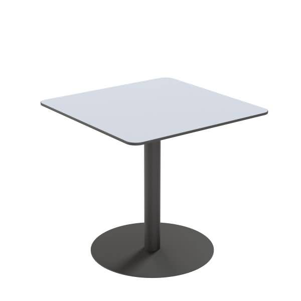 Ein kleiner quadratischer Sockel-Tisch mit einer hellgrauen Tischplatte, dunkler zentraler Stütze und rundem schwarzem Fuß auf weißem Hintergrund.