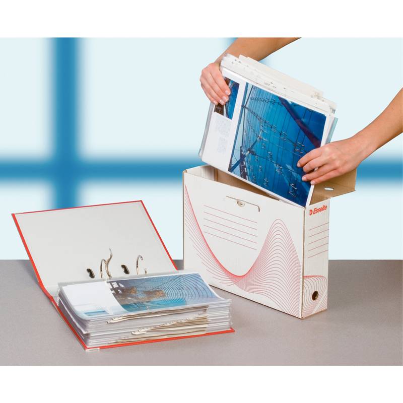 Eine Person ordnet Dokumente in einem erweiterbaren Aktenordner mit Musterdesign vor einem unscharfen blauen Hintergrund an.