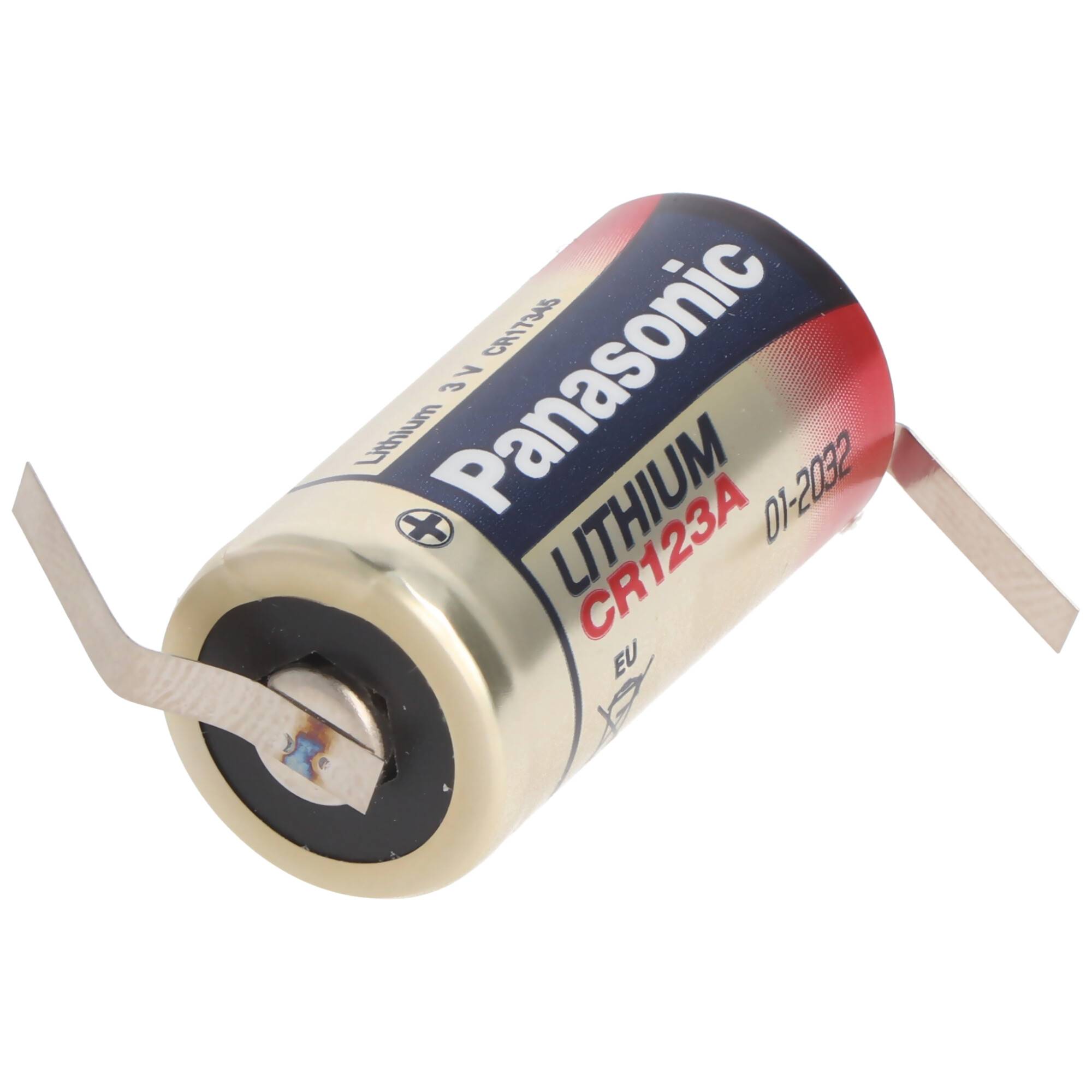 Panasonic CR123A Lithium-Batterie mit zwei angebrachten Metalldrähten, gezeigt auf weißem Hintergrund.