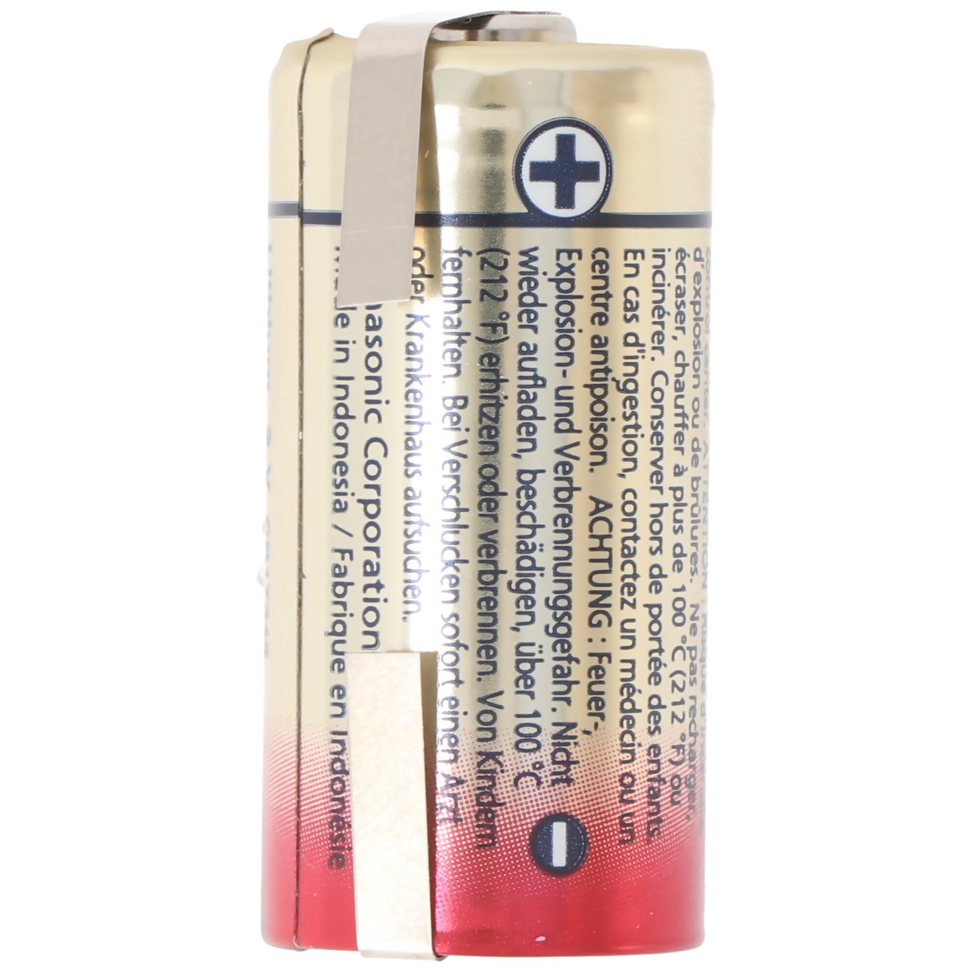 Nahaufnahme einer rot-weiß gestreiften Batterie, umwickelt mit bedruckten Warnaufklebern und Gefahrensymbolen, vertikal vor einfachem Hintergrund fotografiert.