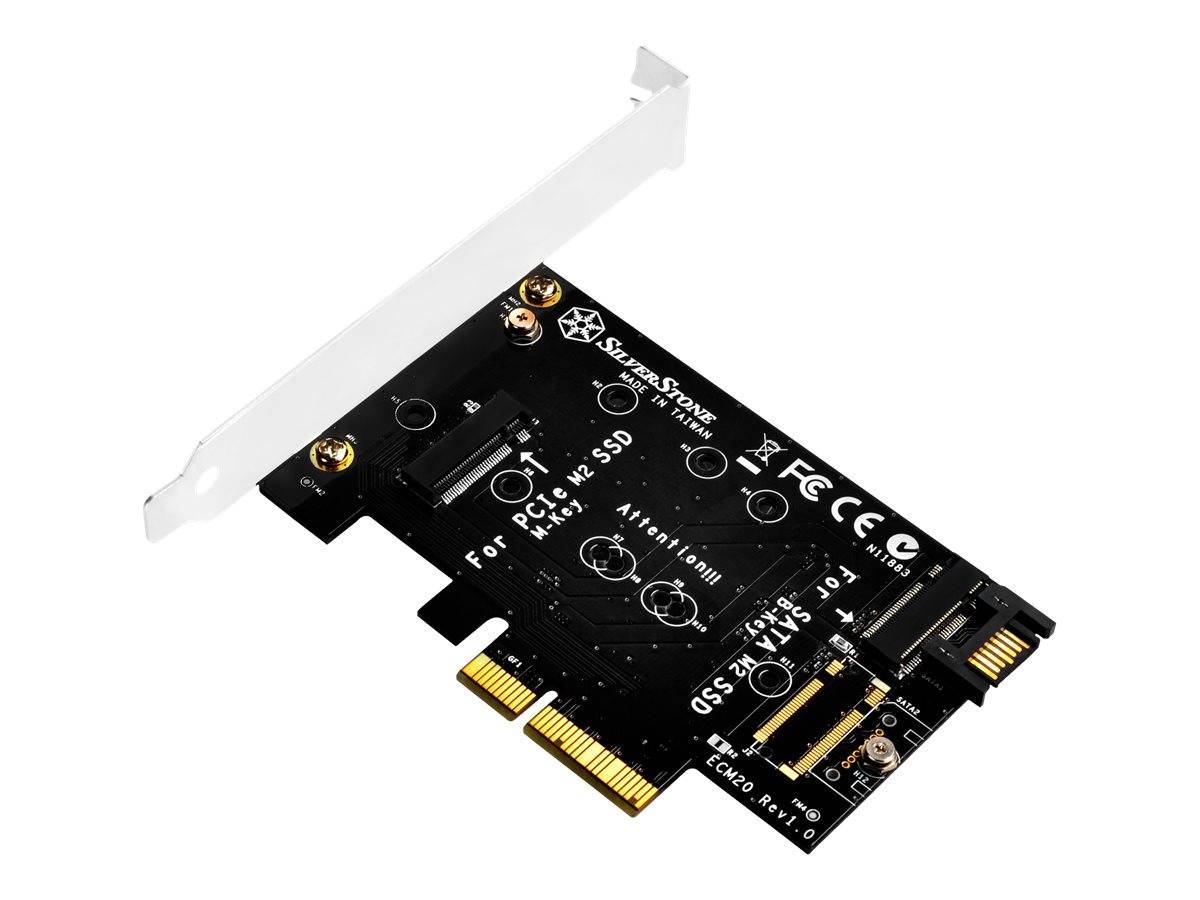Schwarze PCIe-Adapterkarte mit weißer Montageklammer, die Anschlussports und Details der Leiterplatte auf einem einfachen Hintergrund zeigt.