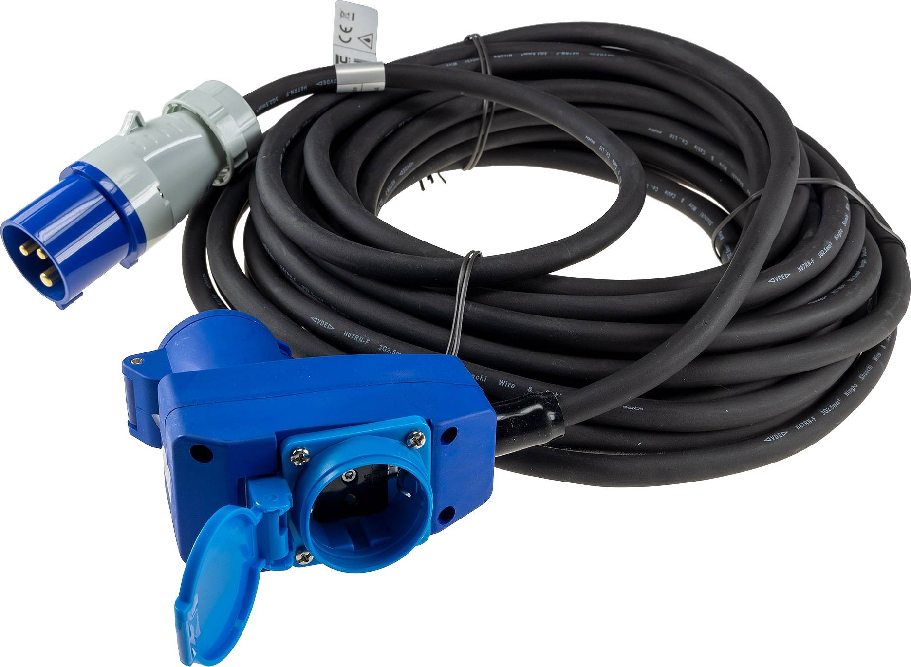 Ein aufgewickeltes schwarzes elektrisches Kabel mit einem blauen industriellen Stromstecker an einem Ende und einem grauen Stecker am anderen Ende, verwendet für robuste Industrieausrüstung.