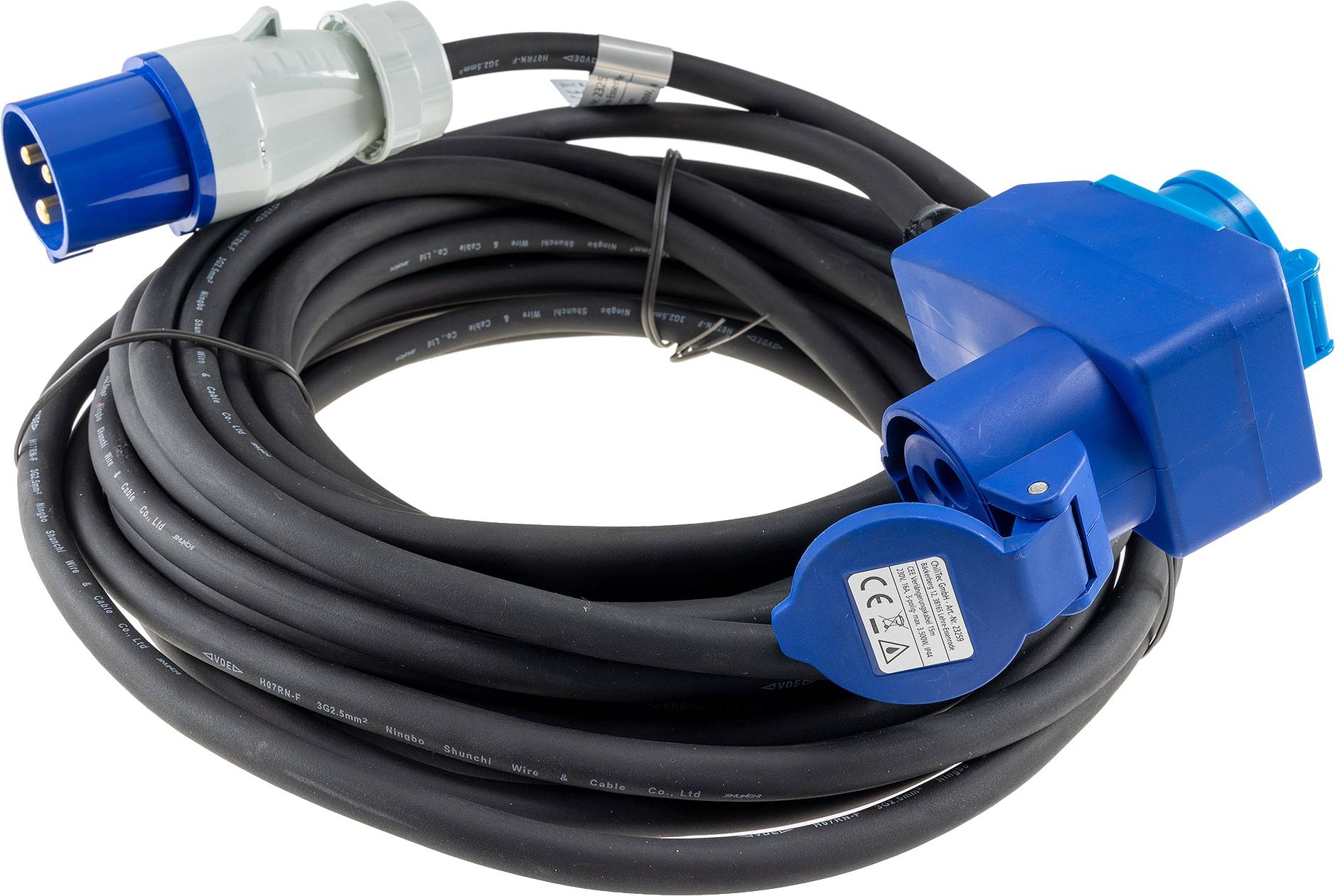 Gewickeltes schwarzes Netzkabel mit blauem Industriestecker und grauem Sockel, verwendet für Anschlüsse von schwerlastfähiger elektrischer Ausrüstung.