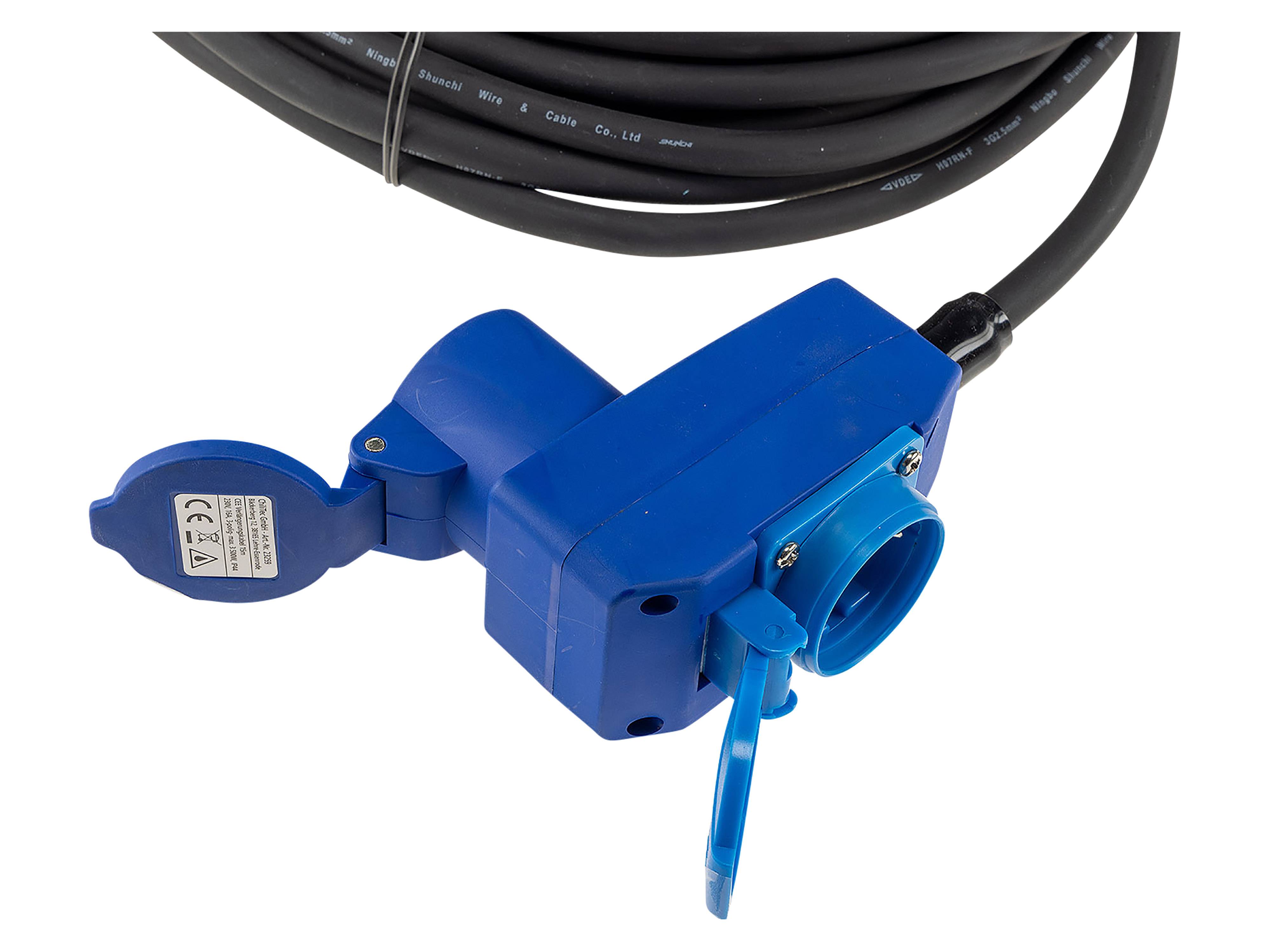Ein blauer industrieller Stromstecker mit mehreren Pins und einer Abdeckung, der an ein dickes schwarzes Kabel angeschlossen ist, wahrscheinlich für schwere elektrische Geräte verwendet.