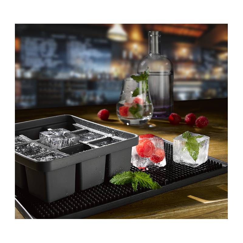 Eiswürfelbehälter mit frischen Eiswürfeln und Himbeeren auf einer Bartheke, mit einem unscharfen Hintergrund einer gedämpft beleuchteten Barumgebung.