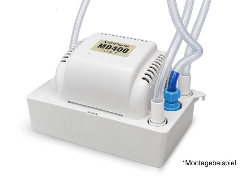 Weißes Micropan MD400 Medizingerät mit angebrachtem durchsichtigem Schlauch auf einem Tablett, gezeigt als Montagebeispiel mit dem Text "*Montagebeispiel"" in der Ecke.